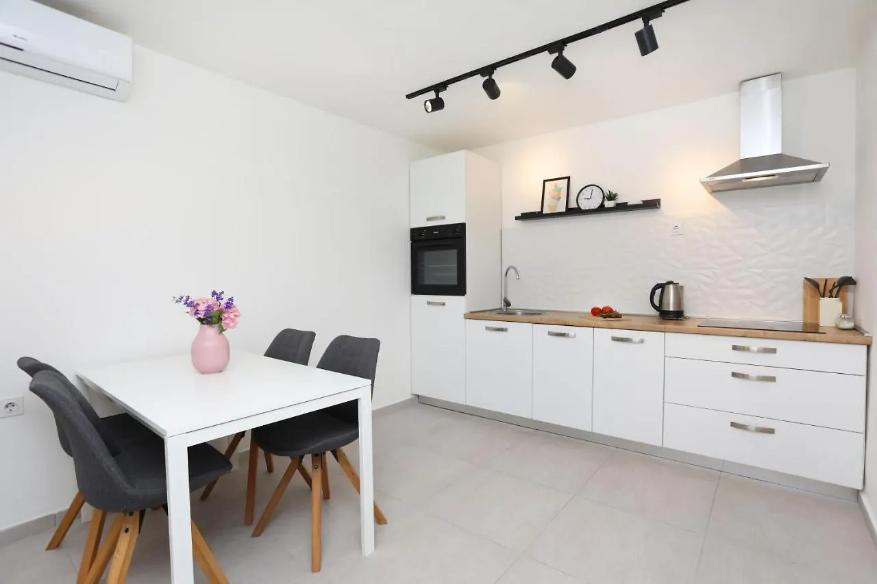 Apartment Lina Rabac 0*,