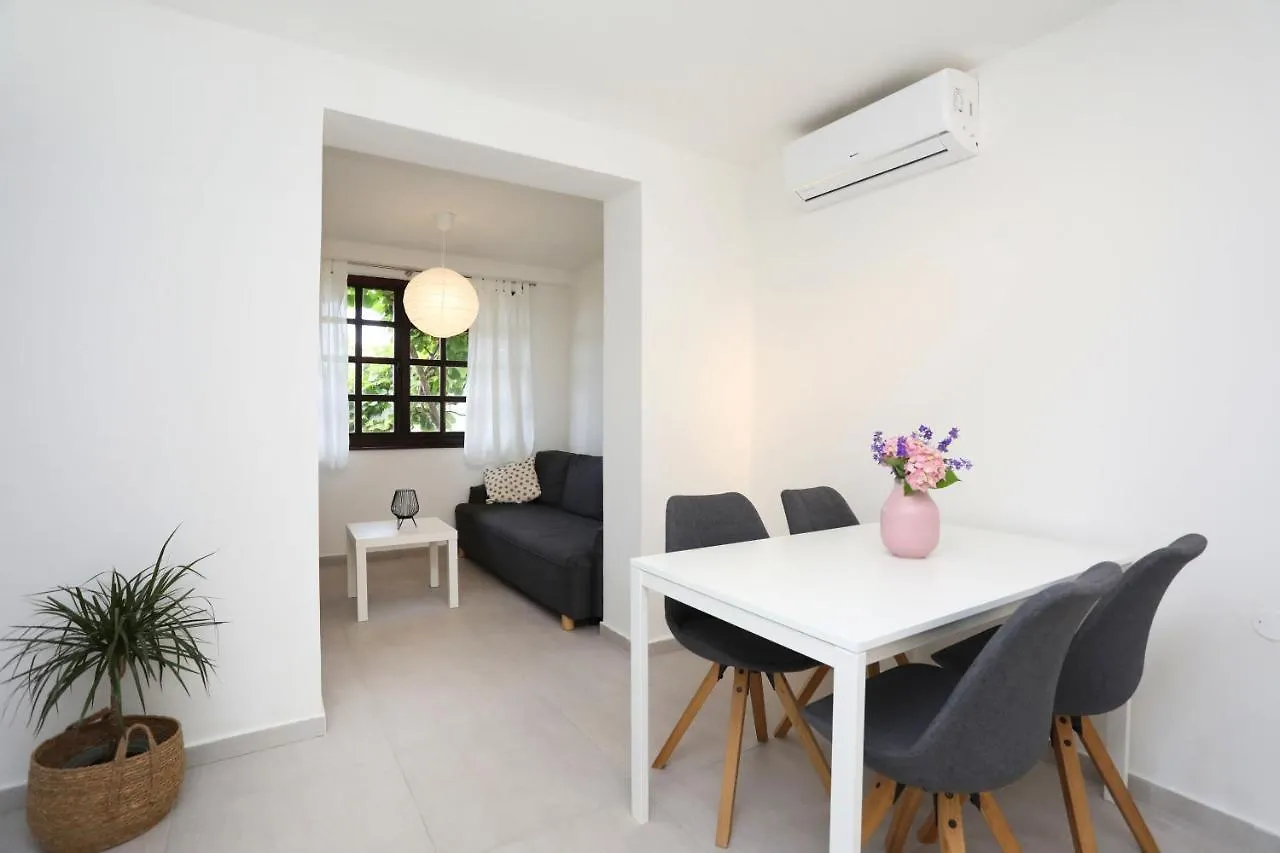 Apartment Lina 라벡