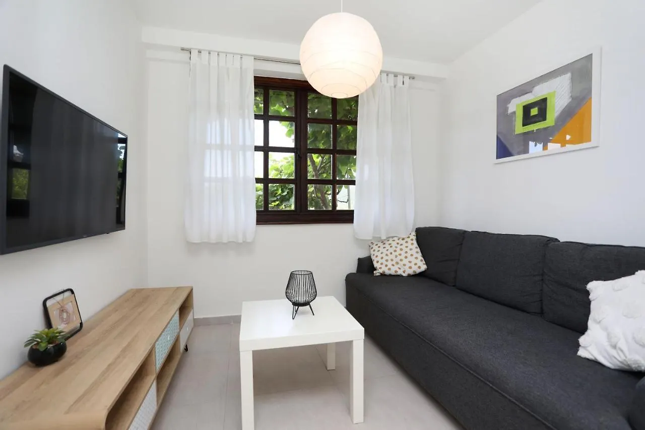 Apartment Lina 라벡